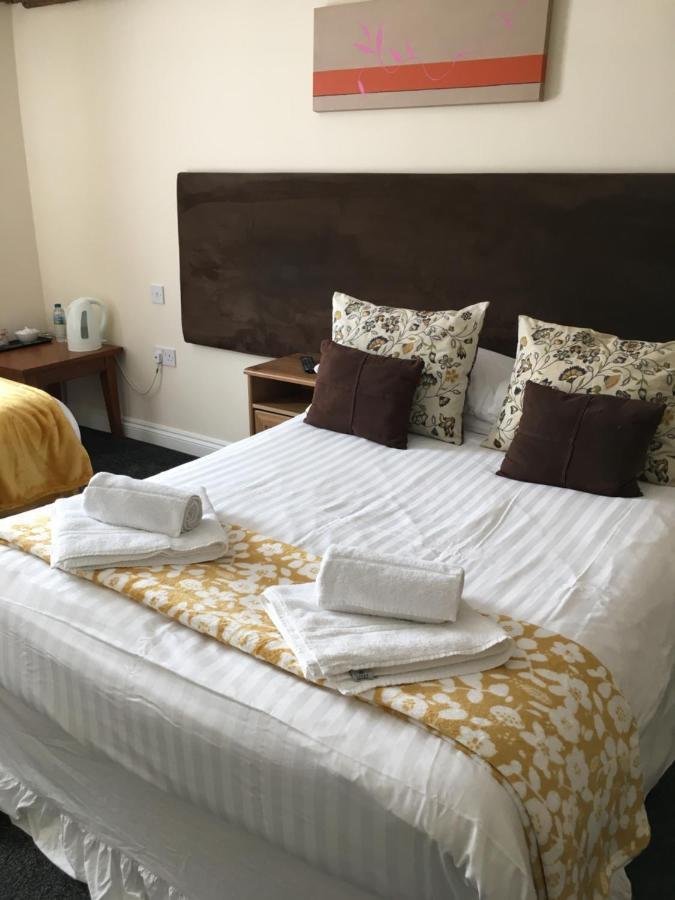 Bed and Breakfast The Chequers Ройстон Экстерьер фото
