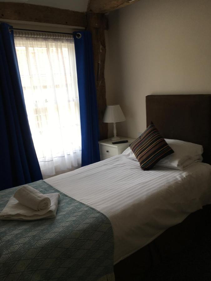 Bed and Breakfast The Chequers Ройстон Экстерьер фото