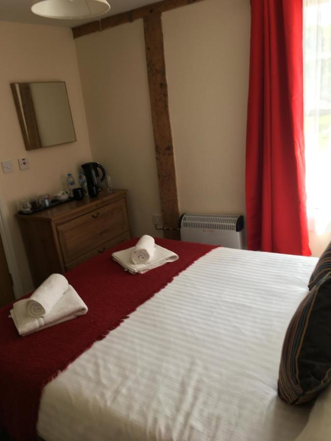 Bed and Breakfast The Chequers Ройстон Экстерьер фото