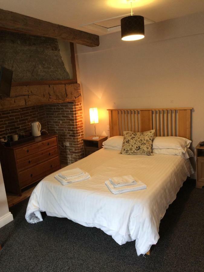 Bed and Breakfast The Chequers Ройстон Экстерьер фото